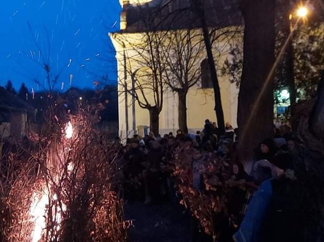 Badnje veče u Beloj Crkvi Večernje bogosluženje i paljenje badnjaka u