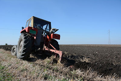 traktor-oranje-zemljiste