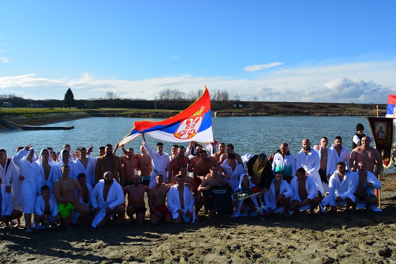 Učesnici plivanja za Časni krst na Jarkovačkom jezeru