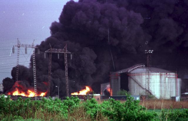 bombardovanje rafinerija požar
