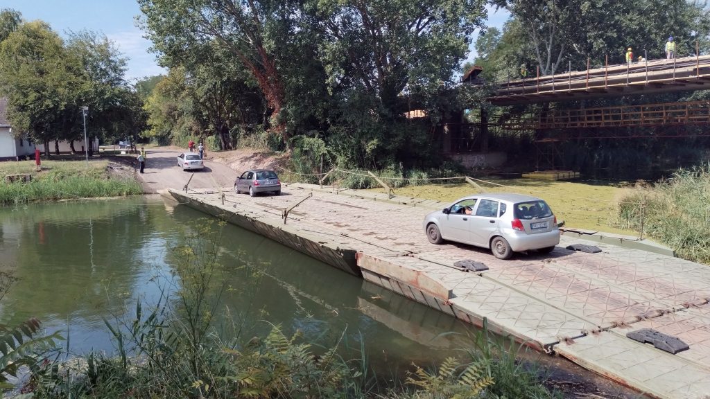 Pripadnici pontonirskog bataljona iz sastava Rečne flotile Vojske Srbije postavili su pontonski most preko Velikog bačkog kanala na regionalnom putu koji spaja Apatin