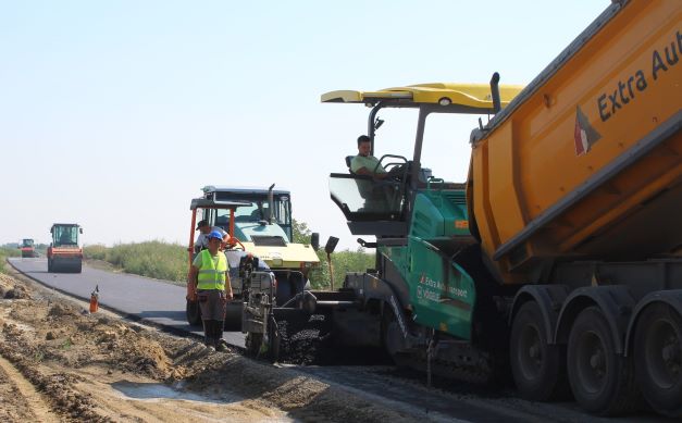 Sombor: U toku završni radovi na asfaltiranju puta Stapar-Sivac