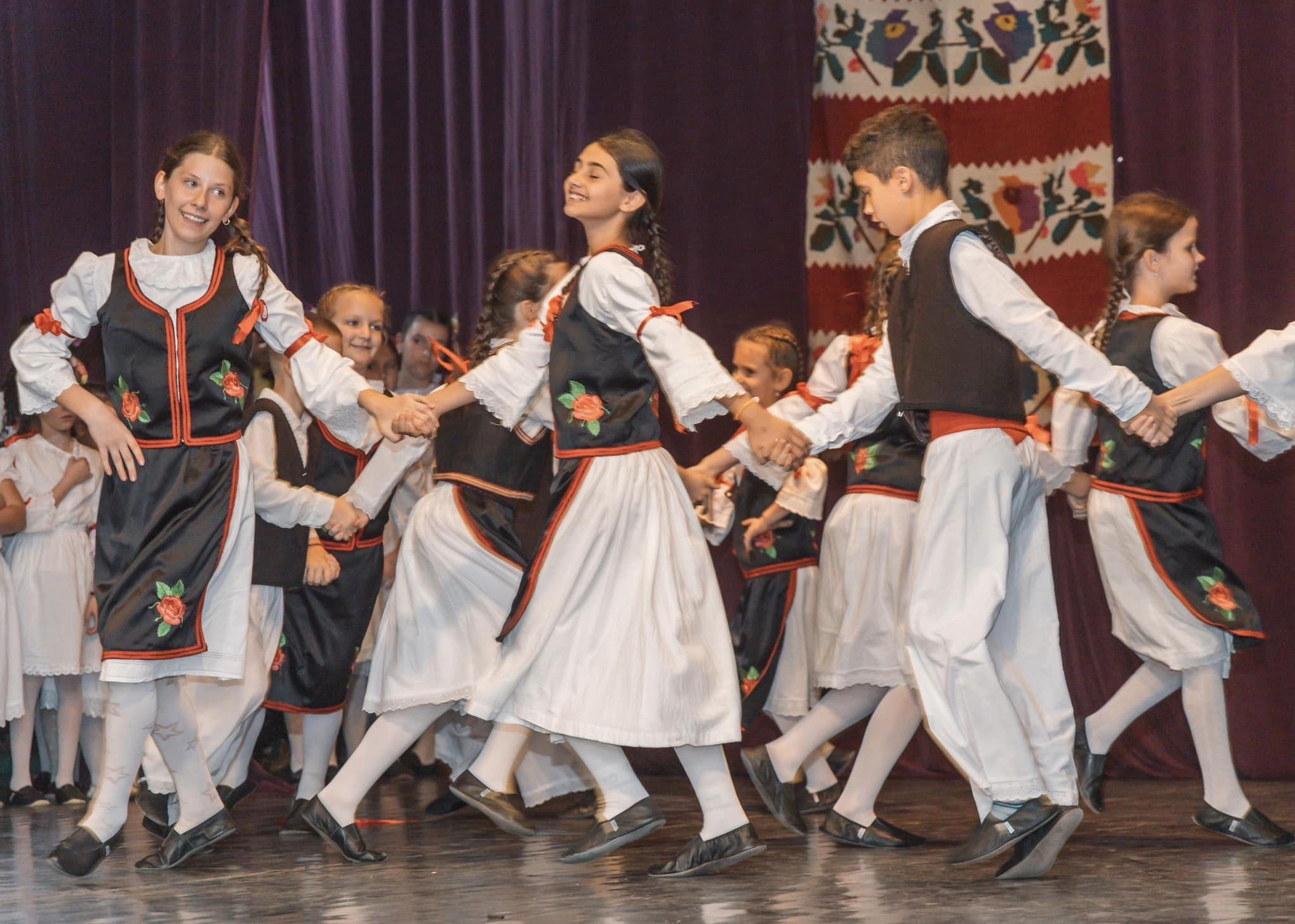 dečiji festival folklora pod nazivom „Hajd’ povedi veselo“-bačko petrovo selo 