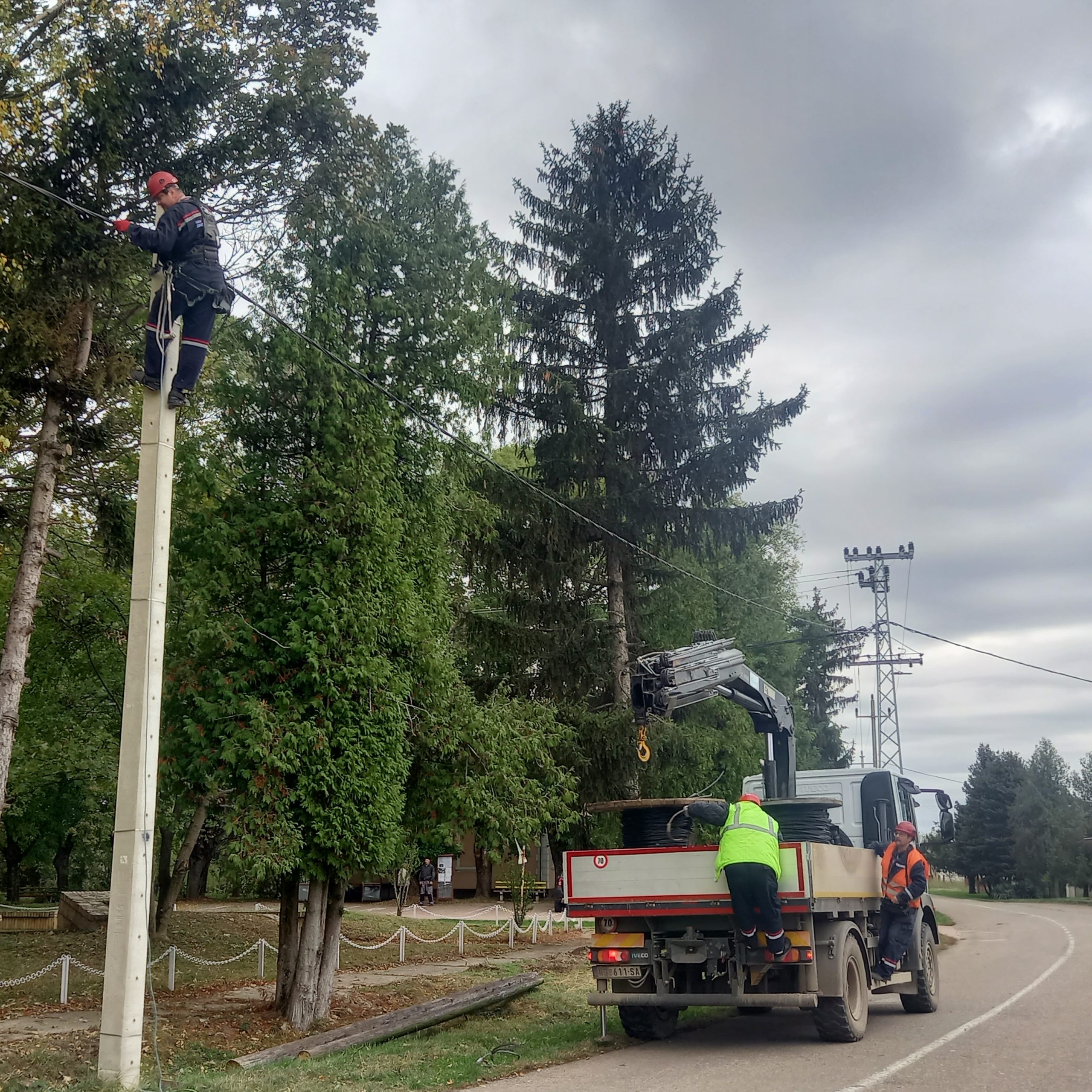 U Gornjoj Rogatici postavljeni novi betonski stubovi