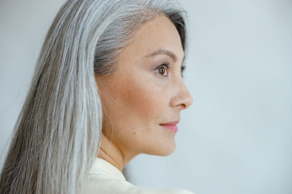 žena sa sedom kosom izvor Envato menopauza 50