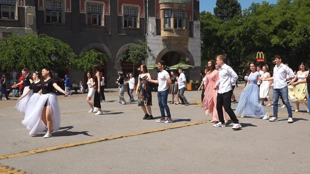 maturanti igraju ples
