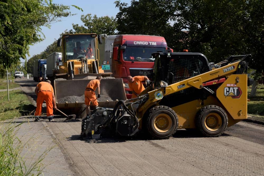 U naseljenom mestu Ruski Krstur zvanično su počeli radovi na rekonstrukciji ulice Maršala Tita. Radovi se odvijaju na pravcu od ulaska u selo kod benzinske stanice „Knez Petrol“, pa do ulaska u naseljeno mesto Lalić. Ulica Maršala Tita je centralna ulica u Ruskom Krsturu te je, nakon rekonstrukcije puta Ruski Krstur-Kruščić, ovo još jedan veliki investicioni zadatak na polju putne infrastrukture. Početni radovi obuhvataju struganje asfalta, nakon čega sledi asfaltiranje, a predsednik opštine Kula, Damjan Miljanić, istakao je da je mnogo toga urađeno kada je u pitanju putna infrastruktura u Ruskom Krsturu, te da celokupni obim radova prethodnih godina sasvim sigurno premašuje unazad tridesetogodišnji period. „Nedavno je otvoren put Ruski Krstur-Kruščić, a sada su krenuli radovi od ulaska u Ruski Krstur pa praktično sve do ulaska u Lalić. Sasvim je sigurno da u zadnjih tridesetak godina ovde su izvedeni najveći radovi kada je reč o putnoj infrastrukturi i to je veoma bitna stvar. Prethodnih godina je asfaltirano nekoliko ulica tako da je, u celini gledano, urađen veliki posao u ovom naseljenom mestu. Prethodno je na ovoj deonici zamenjena rasveta a takođe su postavljene i kamere za merenje brzine u zoni vrtića, tako da nije samo komfor u fokusu našeg delovanja već itekako i bezbednost u saobraćaju. Radovi idu punom parom tako da sam uveren da će veoma brzo biti završeni kada je u pitanju celokupna deonica koja ide kroz Ruski Krstur“, rekao je Miljanić. Pored predsednika Opštine, početak radova obišao je i sekretar Mesne zajednice „Ruski Krstur“, Mihajlo Pašo, koji je ovom prilikom naglasio da svaka investicija u puteve itekako znači za njihovo selo, te da su i ovi radovi dokaz adekvatne brige lokalne samouprave, pokrajine i republike za manja mesta. Pašo je, takođe, apelovao na sve učesnike u saobraćaju da budu pažljivi i da prate postavljenu saobraćajnu signalizaciju, kako ničija bezbednost ne bi bila ugrožena.