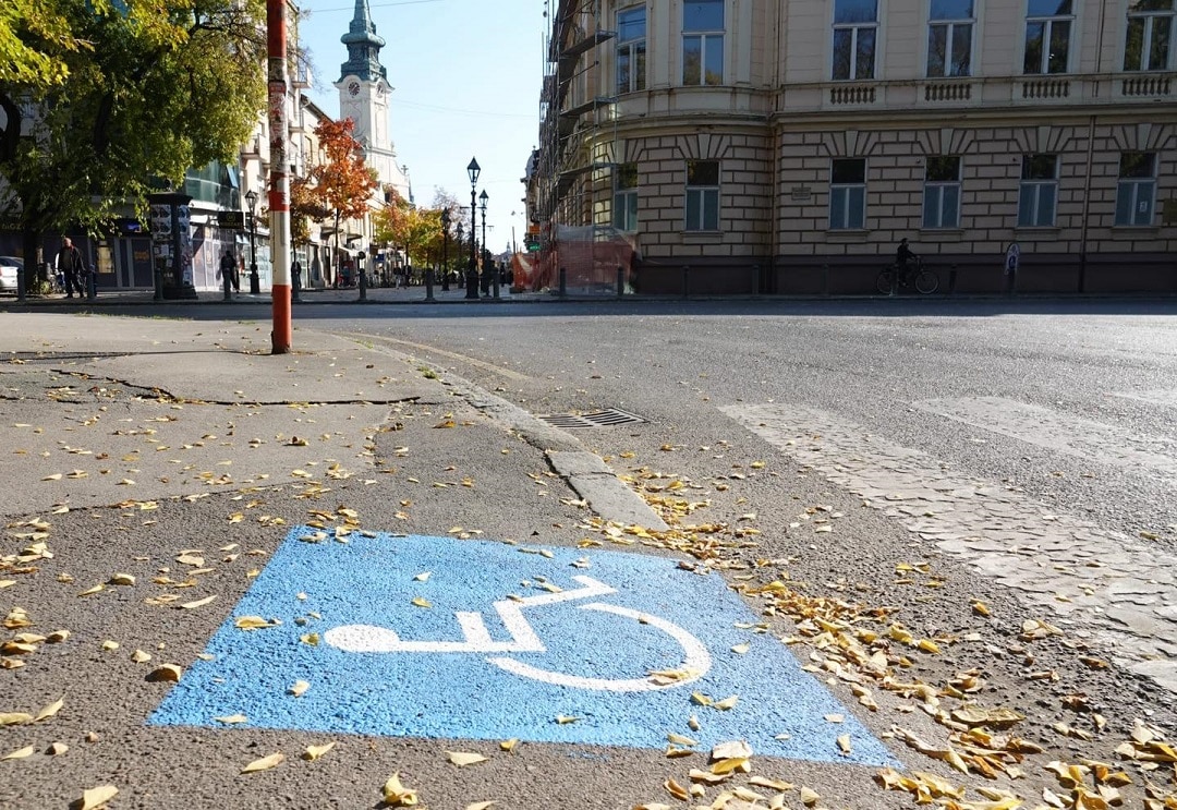 (FOTO) Lakši pristup pešačkim prelazima za osobe sa invaliditetom