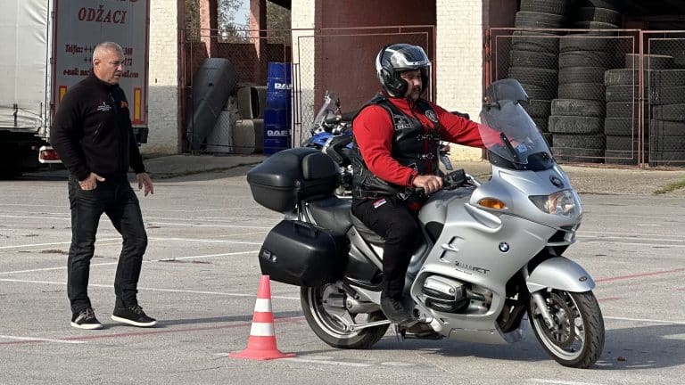 Trening za unapređenje veština vožnje motocikla
