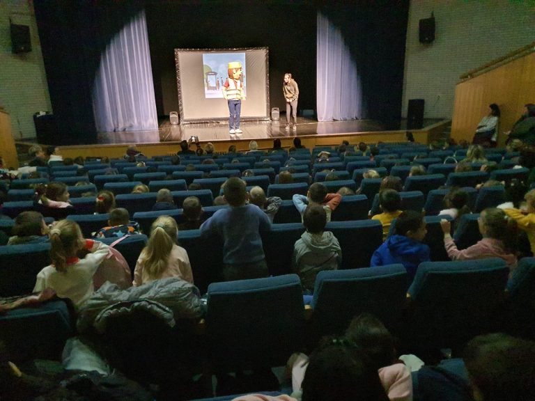 Sa Pažljivkom o pravilima ponašanja u saobraćaju - Predstava o bezbednosti dece u saobraćaju za oko 170 beočinskih mališana 