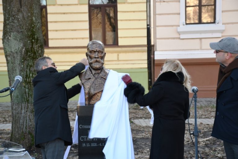 Bardova bista na Trgu slobode