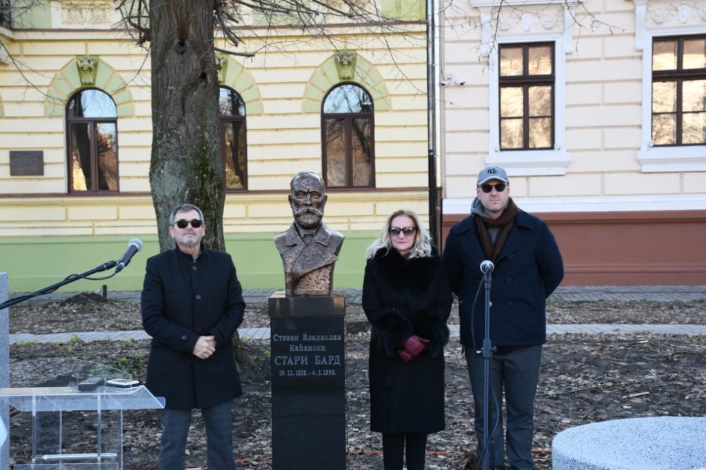 Bardova bista na Trgu slobode