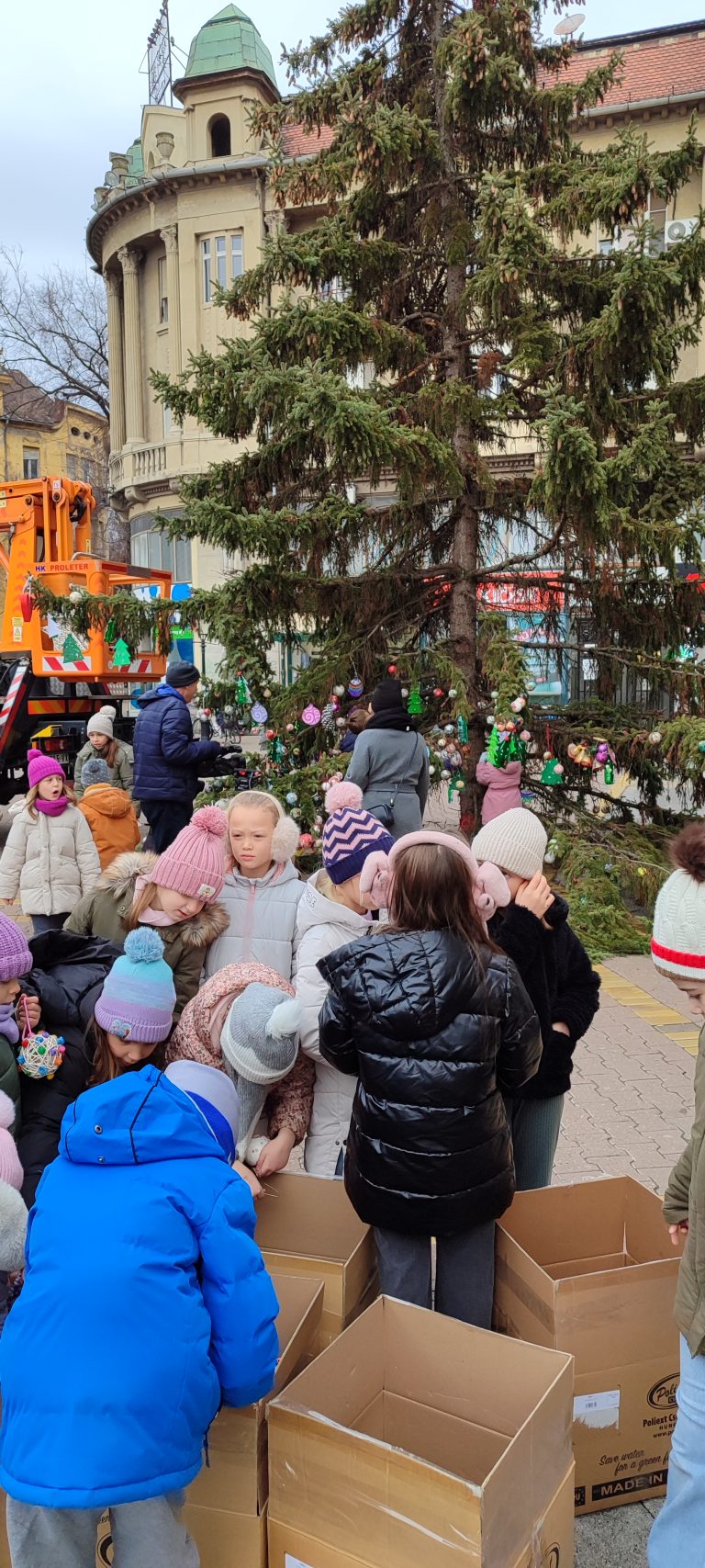 Subotički učenici okitili gradsku novogodišnju jelku