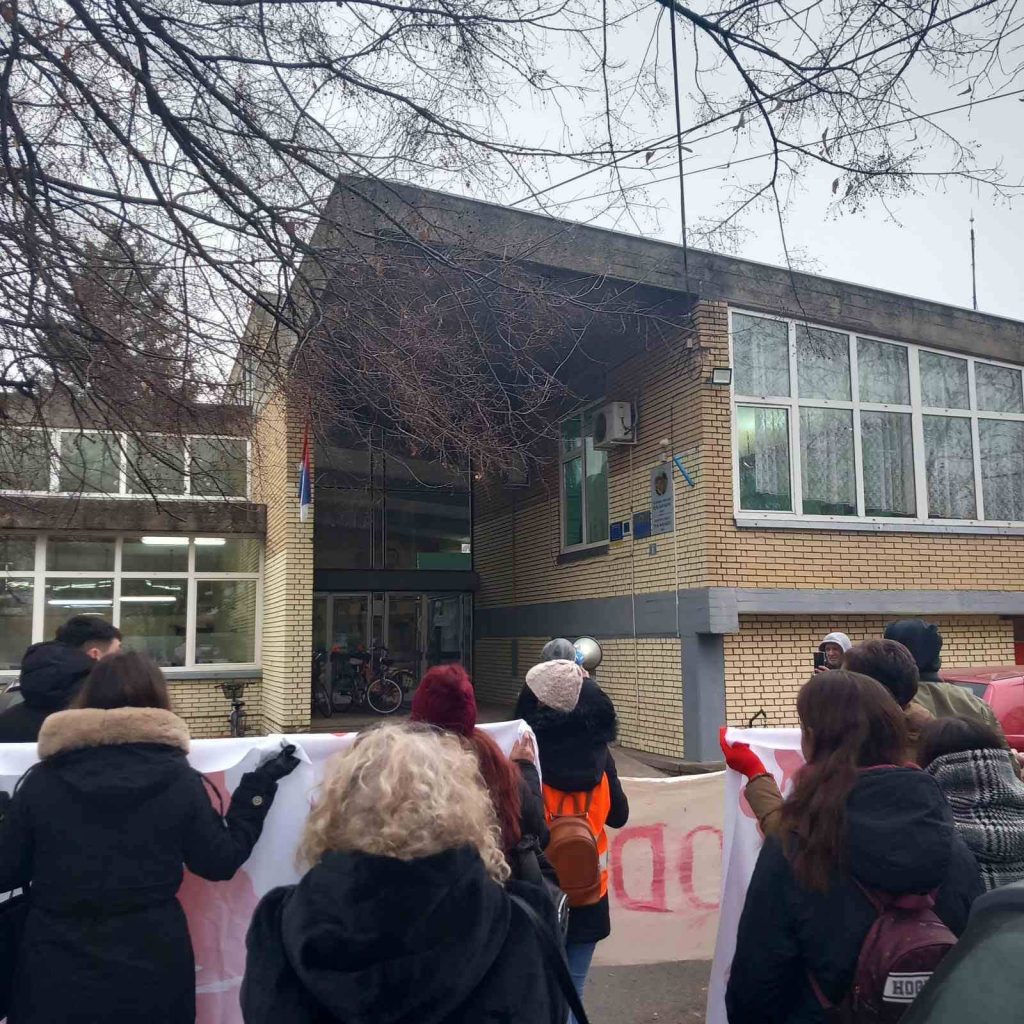 Bač Zdravko Vulin ispred osnovne škole u Baču poziva decu da se priključe blokadama, izvor Ustupljena fotografija 1