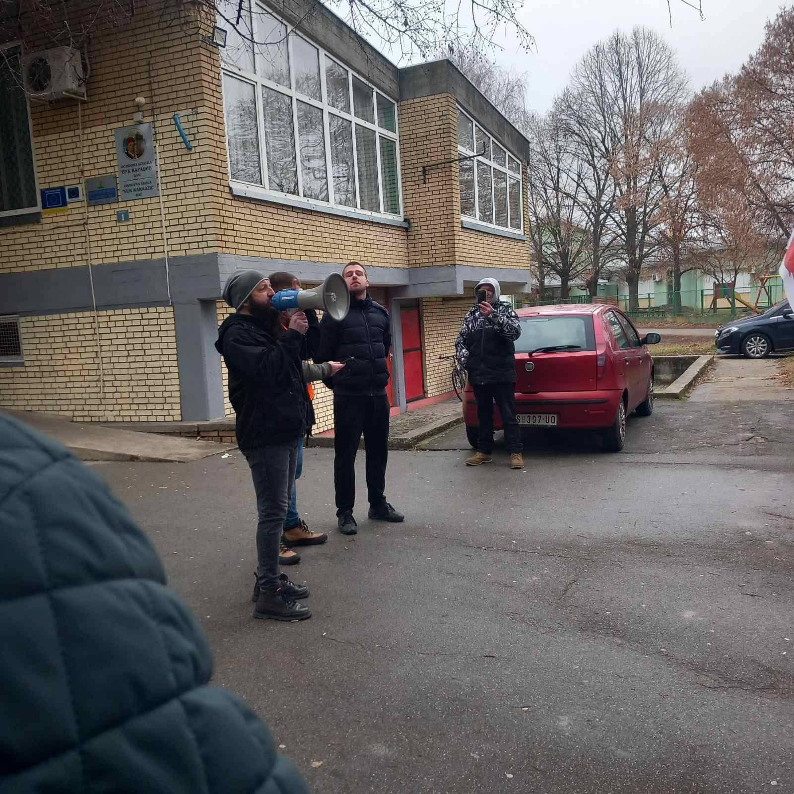 Bač Zdravko Vulin ispred osnovne škole u Baču poziva decu da se priključe blokadama, izvor Ustupljena fotografija 1