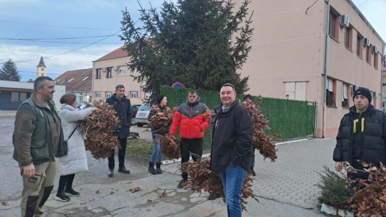 ŠID - Jutros su u Šidu deljeni badnjaci. Zahvaljujući dugogodišnjoj saradnji JP Nacionalni park „Fruška gora“ i lokalne samouprave, predsednik Opštine Šid