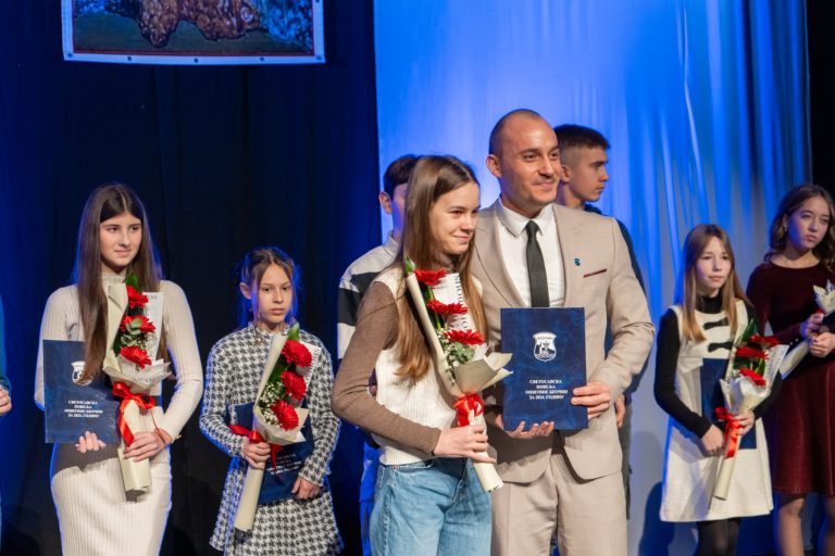 Dodeljene Svetosavske povelje najboljim učenicima u Opštini Beočin