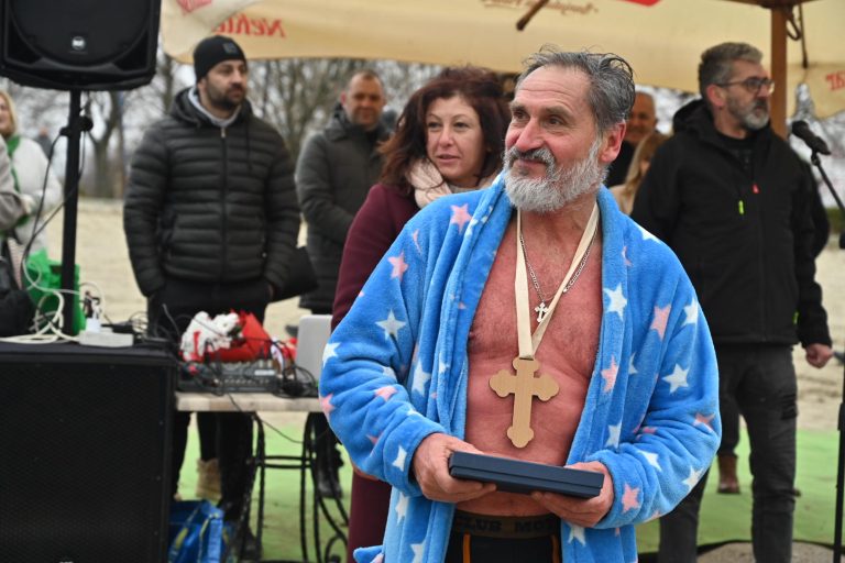 U Beočinu održano tradiconalno bogojavljensko plivanje za Časni krst – novosađanin Sergej Bulović pobednik ovogodišnjeg nadmetanja