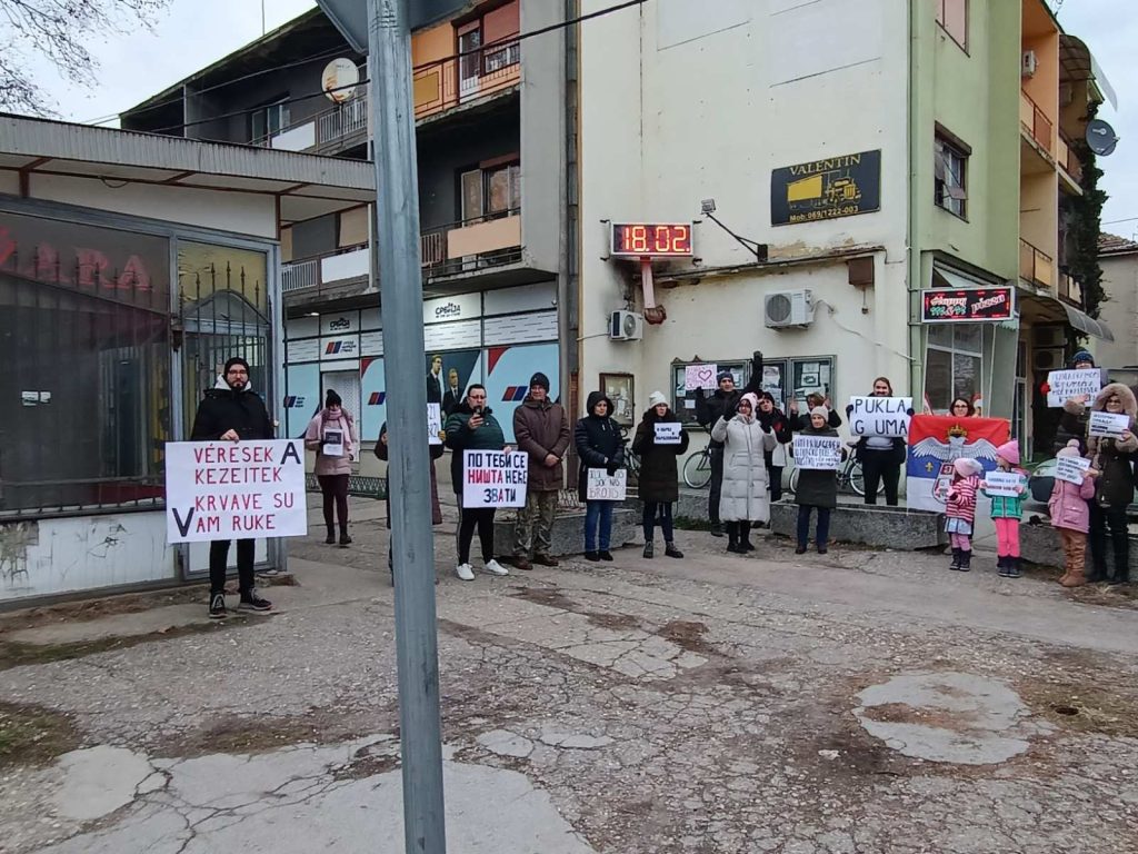 (FOTO) Protestanti u putujućem pozorištu