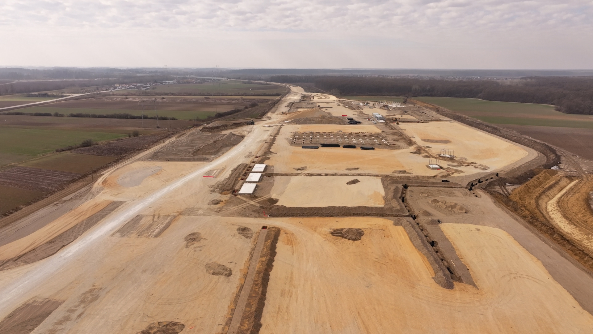 Fotografija prikazuje deonicu autoputa Kuzmin – Sremska Rača i most preko reke Save, deo strateškog infrastrukturnog projekta Srbije i BiH.