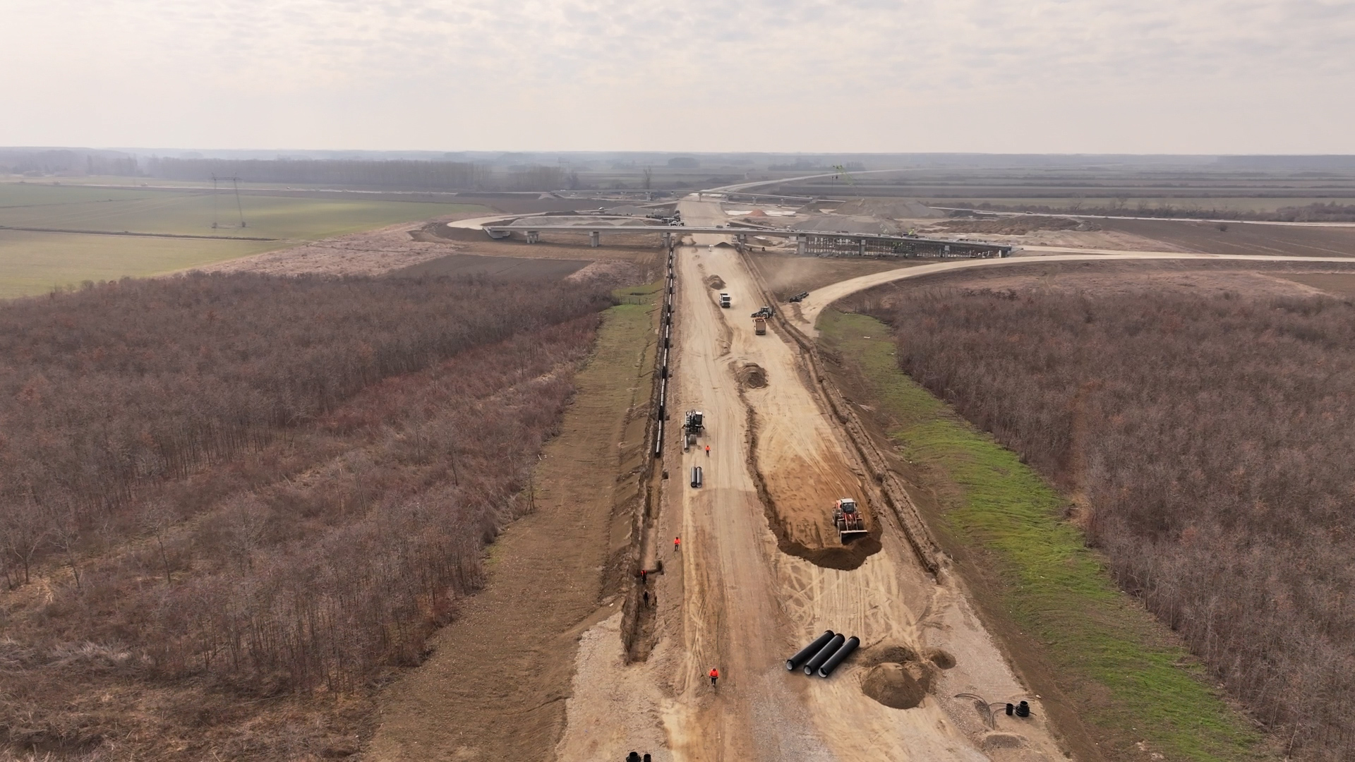 Fotografija prikazuje deonicu autoputa Kuzmin – Sremska Rača i most preko reke Save, deo strateškog infrastrukturnog projekta Srbije i BiH.