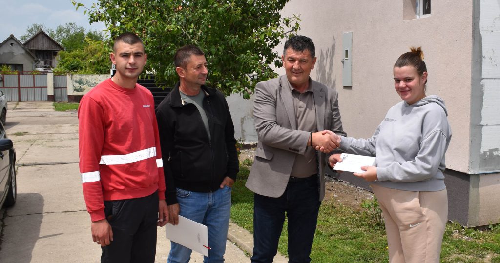 Predsednik opštine Pećinci Siniša Đokić uručuje 50.000 dinara bračnom paru Opačić kao podršku za početak zajedničkog života