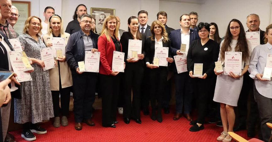 Dodela priznanja povodom Nacionalnog dana dobrovoljnih davalaca krvi u Novom Sadu, nagrada kompaniji Sunoko Pećinci, tehnički direktor Branislav Bogdanović" – Ovaj alt tekst pruža dovoljno detalja i ključnih informacija, uključujući događaj, lokaciju i osobu koja prima nagradu.