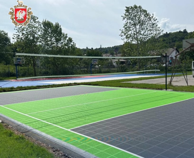Novi sportski teren za odbojku u dvorištu Osnovne škole 'Milica Stojadinović Srpkinja' u Vrdniku, postavljen u saradnji sa Opštinom Irig.