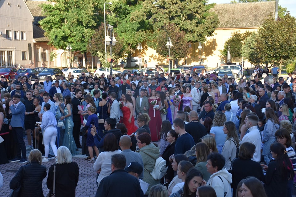 Apatin: Maturantima u čast