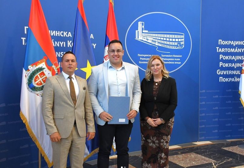 David Tufegdžić potpisuje ugovor sa Pokrajinskim sekretarijatom za sufinansiranje prevoza srednjoškolaca u Bečeju.