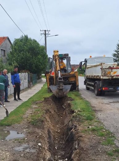 Radnici JKP „Tvrđava“ popravljaju vodovodnu mrežu i čiste javne površine u Baču