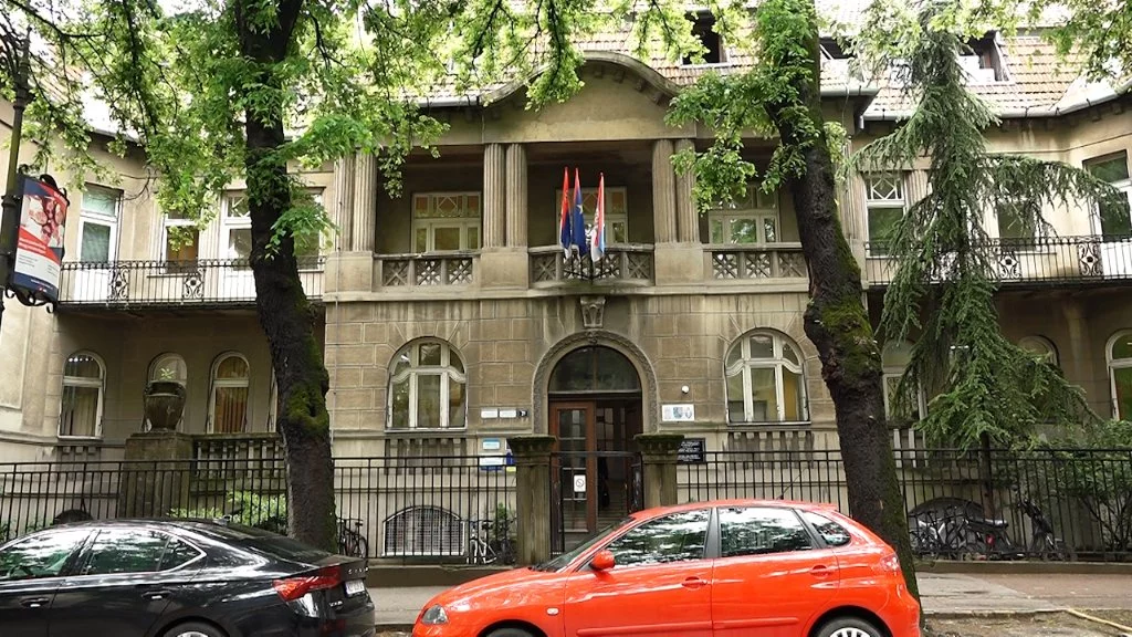 Ekonomska srednja škola „Bosa Milićević“ planira da u školskoj 2025/2026. godini upiše sedam odeljenja sa ukupno 196 novih đaka. U planu su četiri odeljenja na srpskom i tri na mađarskom jeziku, a kao i prethodnih godina, najpopularniji su smerovi ekonomski tehničar i kuvar. Na srpskom nastavnom jeziku planiran je upis za odeljenja ekonomskih tehničara, komercijalista i turističkih tehničara kao četvorogodišnjih smerova, dok je trogodišnje odeljenje namenjeno za kuvare i konobare. Na mađarskom jeziku predviđen je upis za ekonomske i turističke tehničare, kao i za odeljenje kuvar-konobar. Ekonomska srednja škola posebnu pažnju posvećuje dualnom modelu obrazovanja, što je, prema rečima direktora ove ustanove Imrea Zomborija, višestruki i značajan benefit za učenike. „Ove školske godine to se prvenstveno odnosi na kuvare – deo njih pohađa nastavu po dualnom sistemu. Svi učenici idu na praktične vežbe u preduzećima, ali oni koji su u dualnom modelu veći broj časova provode kod poslodavaca. To su smerovi za koje imamo iskusan nastavni kadar, adekvatnu opremu – kako za četvorogodišnje smerove, sa računarskim kabinetima i audio-vizuelnim uređajima – tako i za ugostiteljske smerove, sa modernom kuhinjom i restoranom za vežbe. Sarađujemo sa brojnim preduzećima u kojima učenici stiču praktična znanja, bez obzira na smer koji pohađaju“, objašnjava Imre Zombori, direktor Ekonomske srednje škole „Bosa Milićević“. Ekonomska srednja škola trenutno broji oko 550 učenika, koji pored redovne nastave imaju priliku da učestvuju i u Erasmus projektima. Dan otvorenih vrata u Ekonomskoj srednjoj školi biće održan 14. maja, kada će svi zainteresovani imati priliku da se upoznaju sa radom škole. Dodatne informacije dostupne su putem telefona, kao i na društvenim mrežama škole.