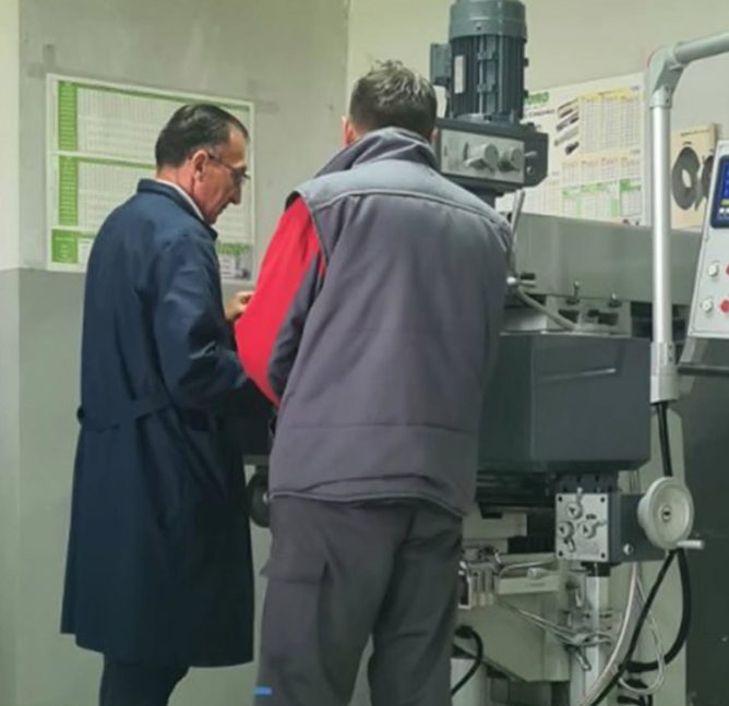 Učenici Tehničke škole Pećinci za univerzalnom glodalicom