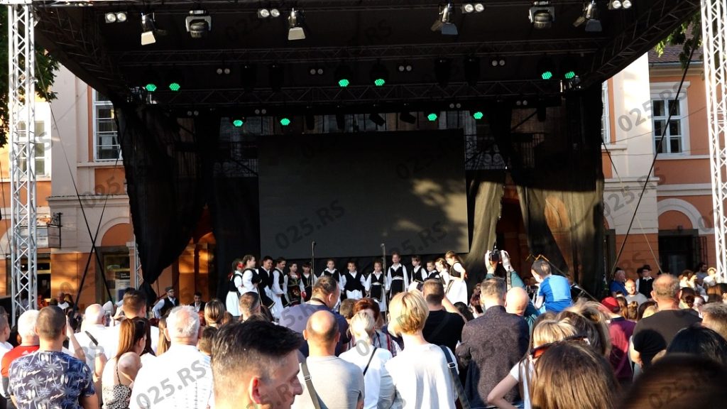 (FOTO) Nastupom kulturno-umetničkih društava počelo „Somborsko leto“