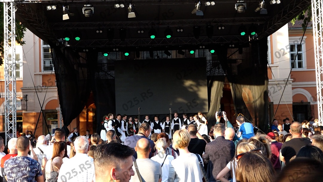 (FOTO) Nastupom kulturno-umetničkih društava počelo „Somborsko leto“