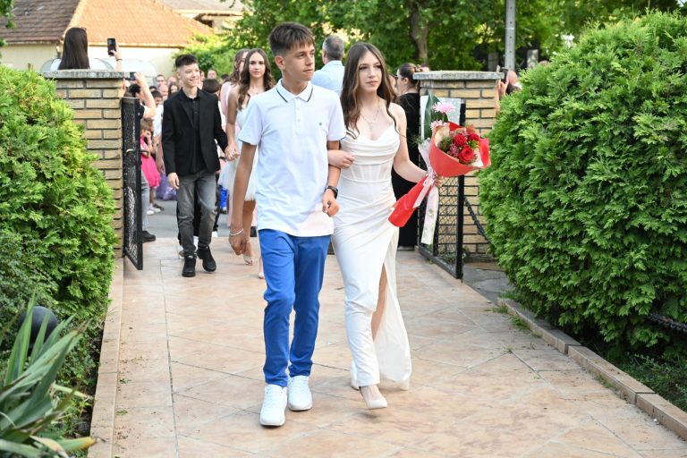 Maturanti osnovne škole „Jovan Grčić Milenko“ iz Beočina proslavili matursko veče