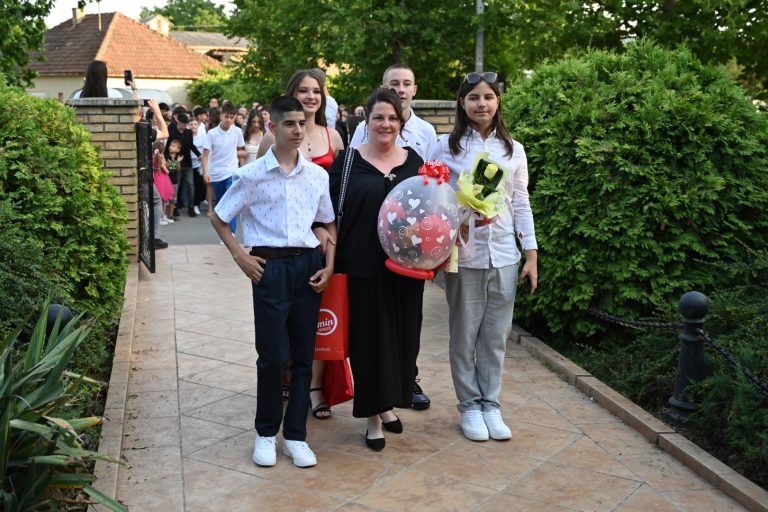 Maturanti osnovne škole „Jovan Grčić Milenko“ iz Beočina proslavili matursko veče