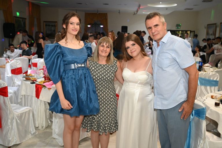 Maturanti osnovne škole „Jovan Grčić Milenko“ iz Beočina proslavili matursko veče