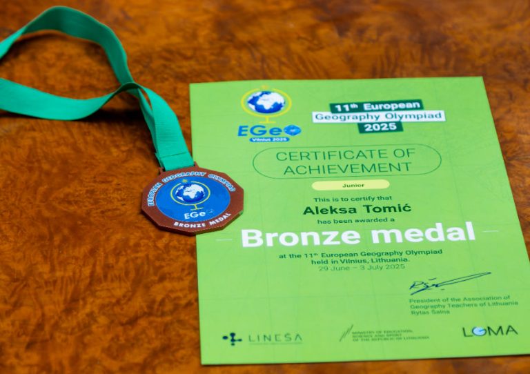 Aleksa Tomić prima nagradu za bronzanu medalju iz geografije