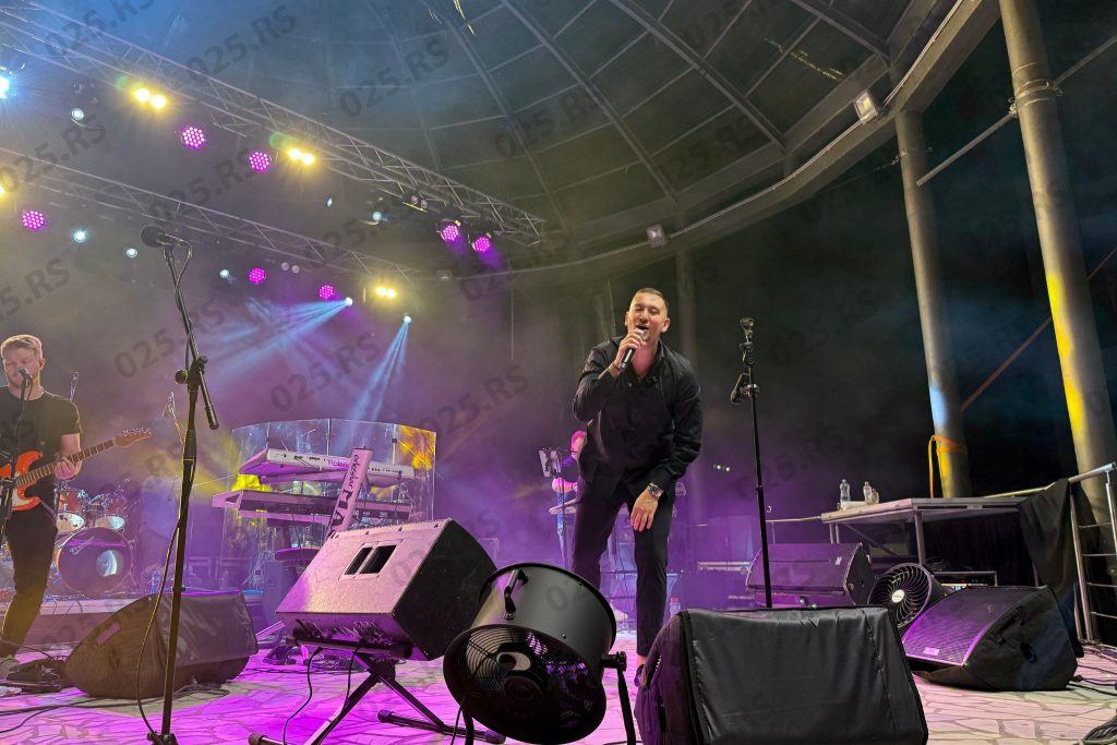 (FOTO) Uroš Živković oduševio Apatince-večeras Neverne bebe
