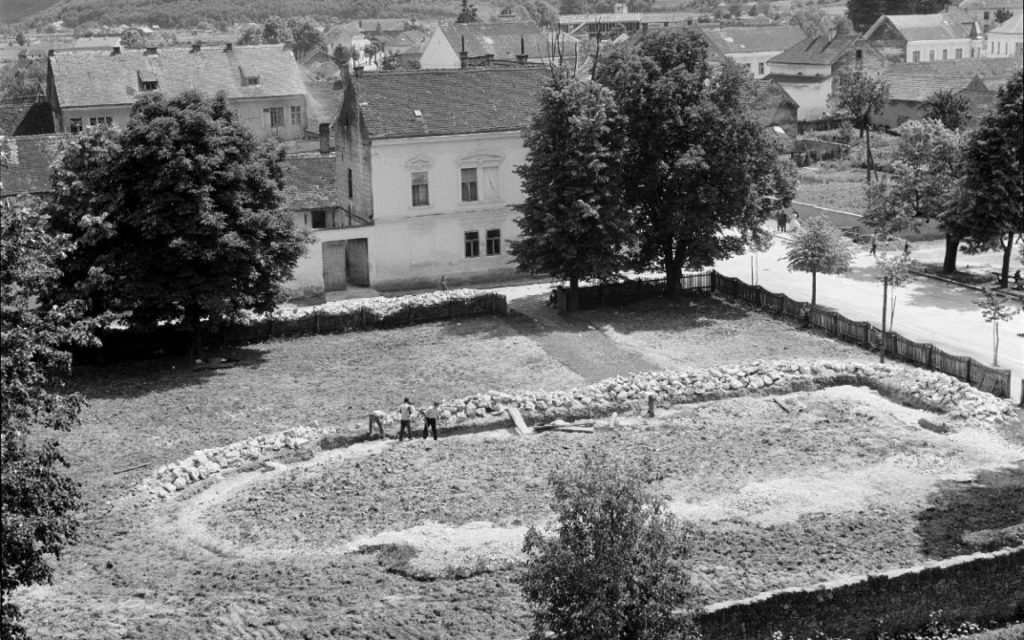 temelj crkve u Glini (Glina - Hrvatska) izvor arhivski snimci