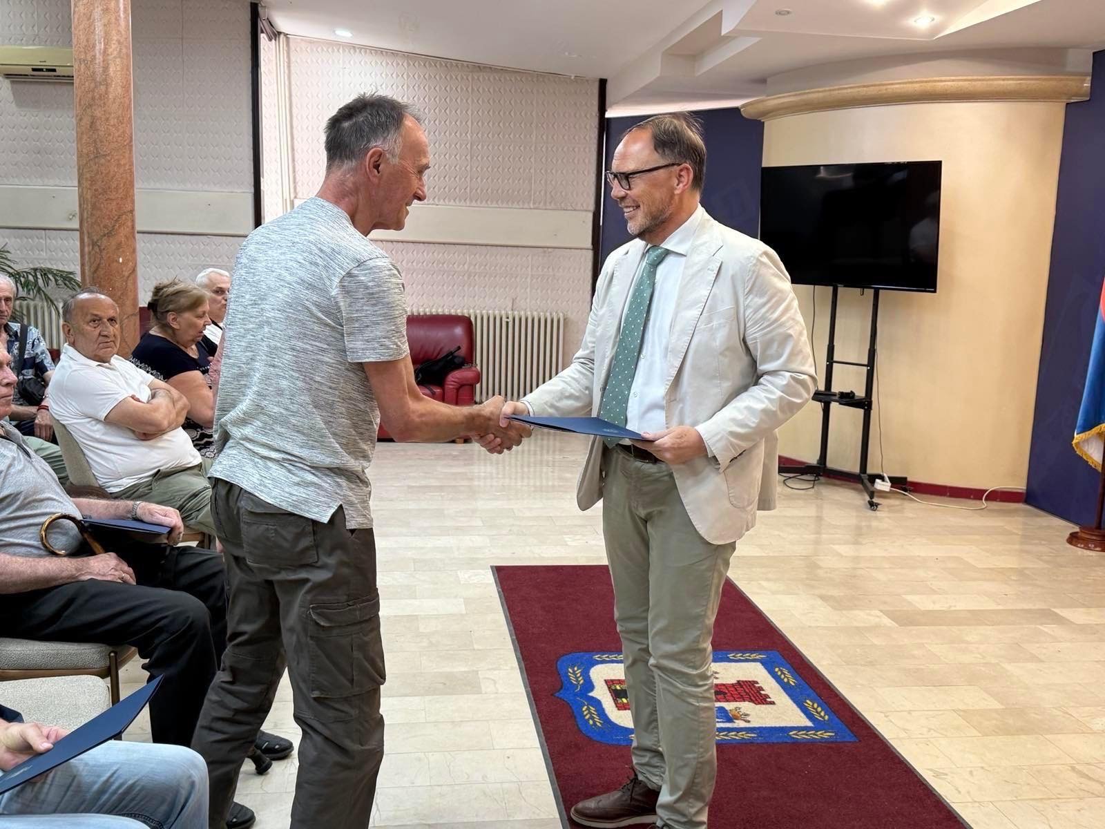 Dodeljeno 13 ugovora za finansiranje projekata udruženja osoba sa invaliditetom i penzionera