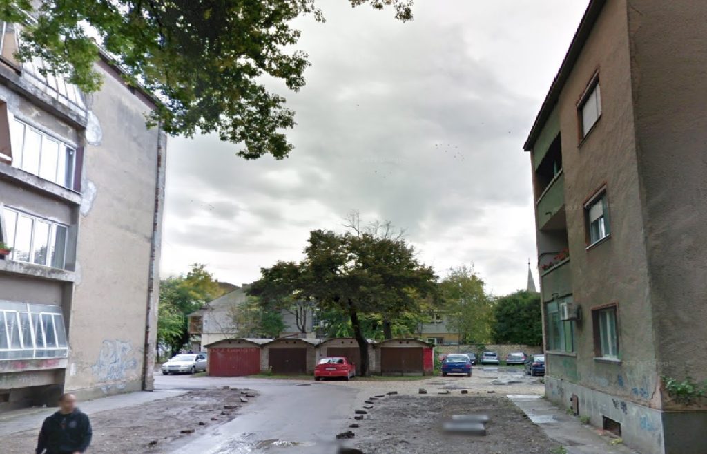 Zbog izgradnje parka i 63 parking mesta, uklanjaju se nelegalne garaže
