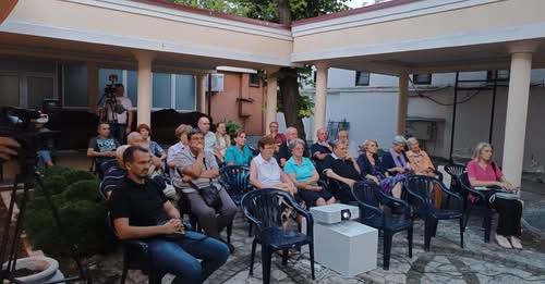Publika u lapidarijumu Zavičajnog muzeja Ruma tokom projekcije arheološkog filma