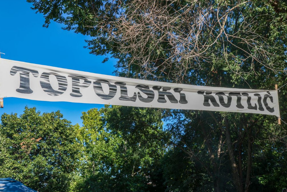Pobednica Tanja Gvozdić prima nagradu na 16. Topolskom kotliću u Banatskoj Topoli