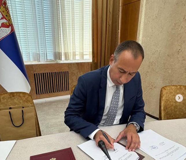 Predsednik opštine Bečej Vuk Radojević potpisuje ugovor o adaptaciji omladinskog prostora